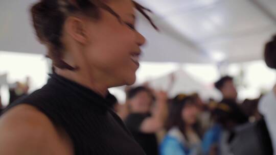 音乐节上享受音乐疯狂跳舞的黑人女青年