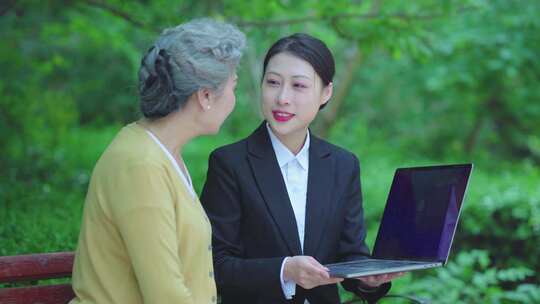 微笑服务 为老人讲解