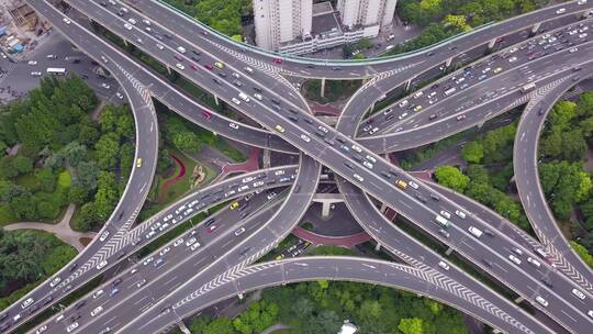 航拍城市立交桥上海快速路行驶中的汽车视频
