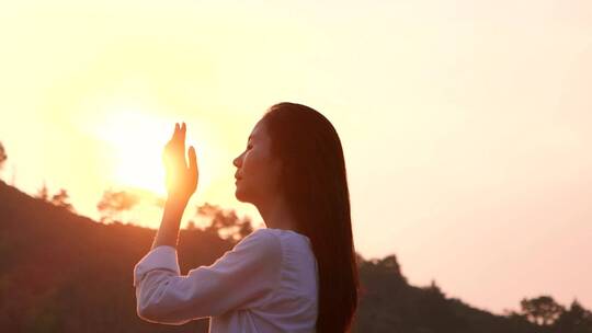 夕阳下女孩抚摸阳光侧脸视频素材视频素材模板下载