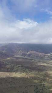 竖屏航拍西北风光蓝天白云高山草原