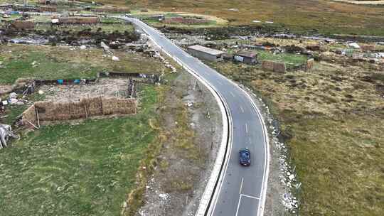 航拍汽车行驶在四川甘孜理塘措普沟户外道路