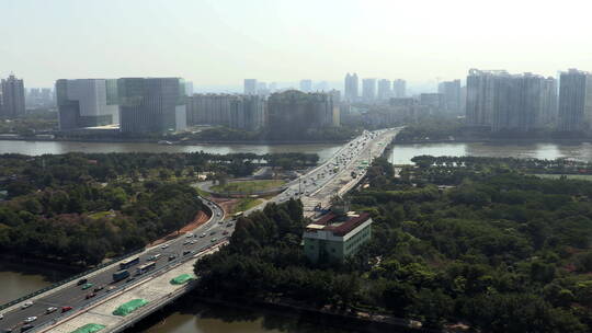 航拍高空俯瞰广州横跨珠江河的高速路