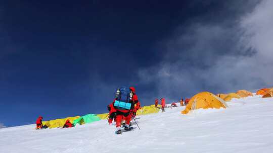 攀登新疆慕士塔格峰雪山的登山队抵达C3营地