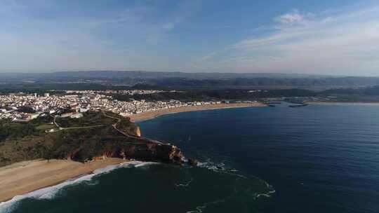 纳扎尔著名的冲浪点位于葡萄牙