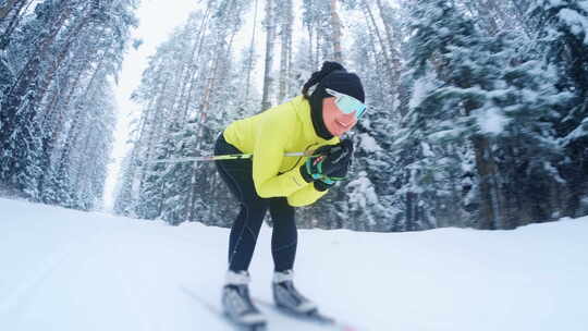越野滑雪。女滑雪者在冬季森林的滑冰跑道上