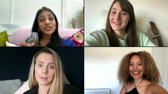 四个女性朋友在视频聊天中欢呼视频素材模板下载