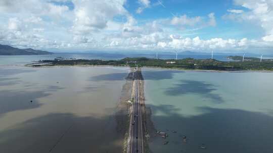 蓝天白云下的海上公路航拍