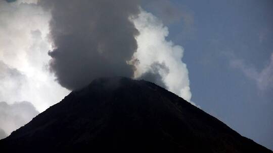 火山滚滚的浓烟视频素材模板下载