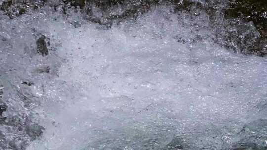 河边流水河流河水小溪山泉泉水流体液体水流视频素材模板下载