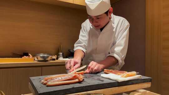 日本日料店厨师师傅处理新鲜的秋叶蟹