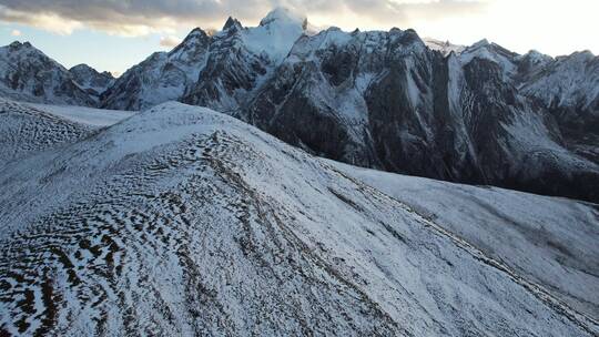 航拍雪山黄昏镜头