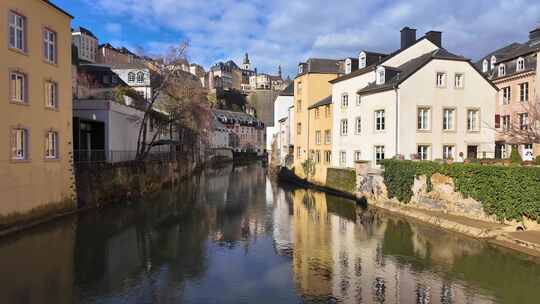 阿尔泽特河穿过卢森堡老城区视频素材模板下载