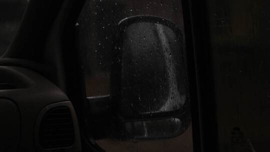 车中看玻璃上的雨