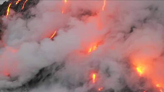 壮观的黄昏熔岩从火山流入海洋