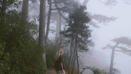 山林中看雾的女人