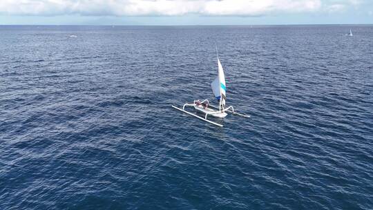 龙目岛渔民乘坐传统船只