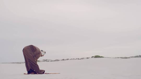 流浪者在沙漠祈祷