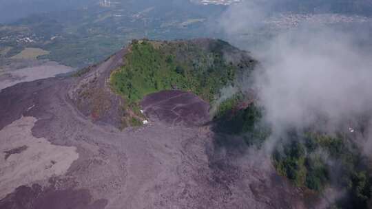 绿色山脉和火山天线的景色