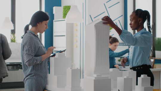 女性使用平板设计城市建筑模型