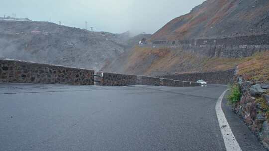 白色汽车在山路上行驶