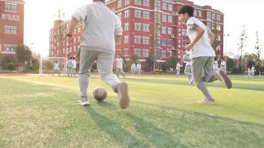 夕阳下校园踢足球