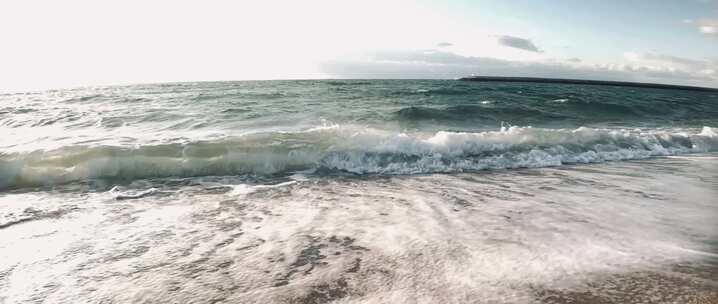 海浪冲击沙滩