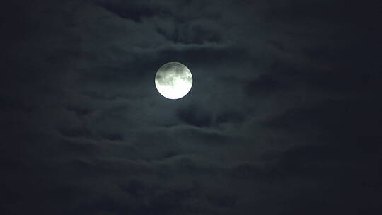 多云夜空中的月亮