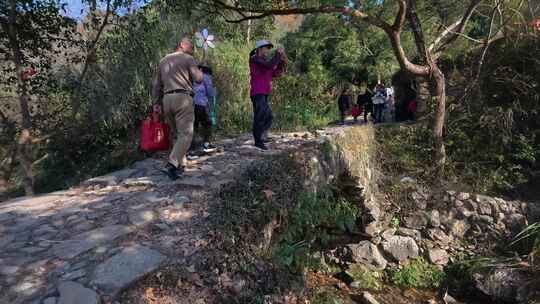 镜头跟随：山间古桥老人结伴徒步踏青的特写