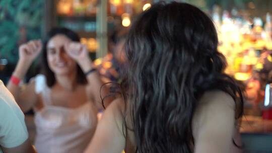 女人在派对上跳舞视频素材模板下载
