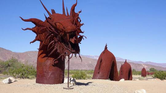 沙漠中的巨型金属龙雕塑视频素材模板下载