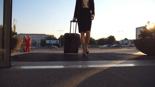商务女士带行李去机场