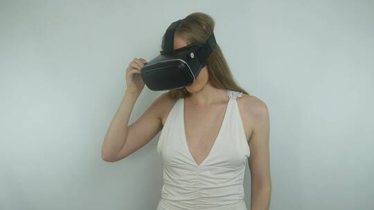 女人戴上了虚拟眼镜视频素材模板下载