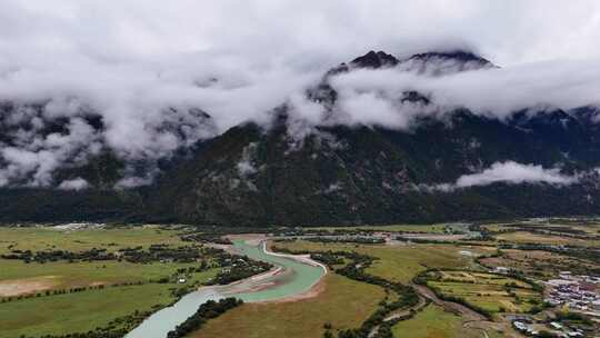 山川河流云雾萦绕