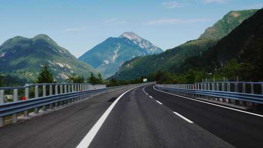 驾驶汽车山路湖景航拍