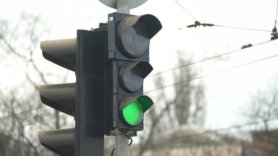 城市街道上闪烁的红绿灯