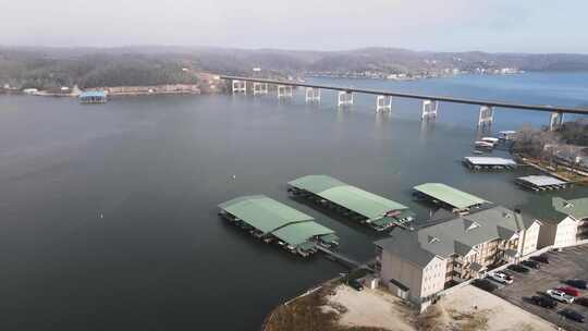密苏里州奥扎克湖桥边海港中的船只——天线视频素材模板下载
