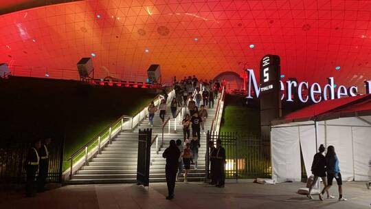 梅赛德斯奔驰文化中心演唱会散场后的人群视频素材模板下载