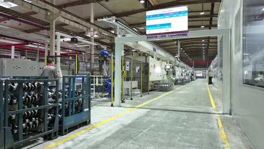 工厂生产线工人作业场景