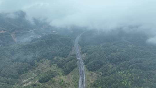 云雾下的高速公路俯拍森林公路云雾缭绕山区