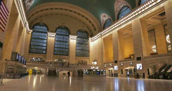 一个人走在空荡荡的纽约中央车站