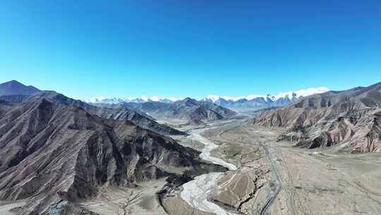 青海昆仑山脉雅丹山谷中的青藏铁路和公路