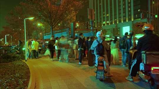 城市夜晚十字路口过马路行人车流人流延时