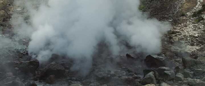 蒸汽从山旁边的岩石上升起