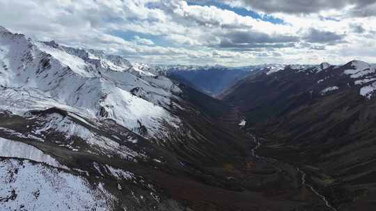 航拍川西贡嘎大环线莫溪沟雪山山谷风光