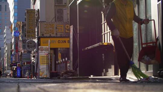 首尔黎明时分的街道清洁工
