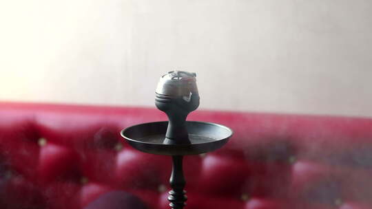 现代水烟酒吧的桌子上放着现代玻璃水烟