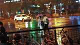 雨夜-情侣相拥走过人行横道高清在线视频素材下载