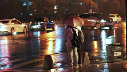 雨夜-情侣相拥走过人行横道