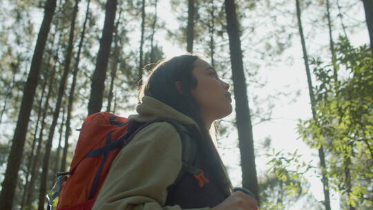 森林徒步旅行的女人特写镜头